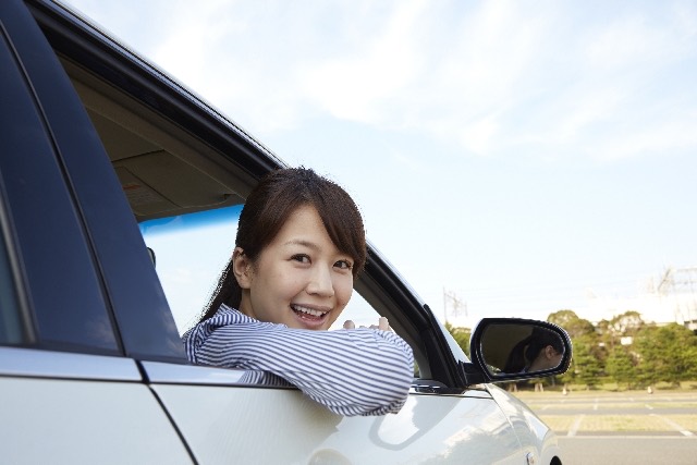 愛車で出かける様子