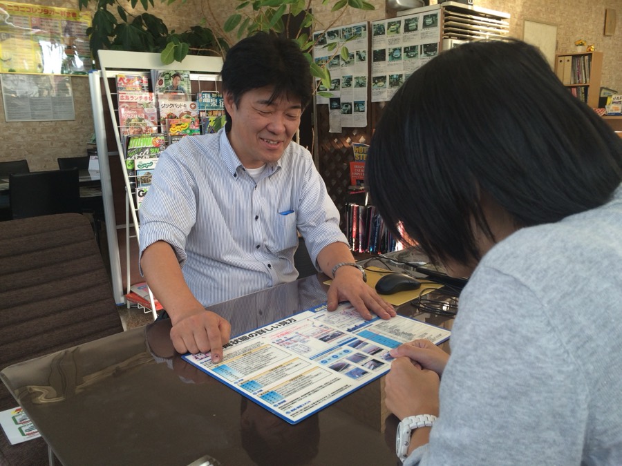 社長が評価を見せて説明する様子