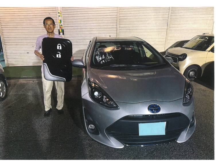 納車されたアクアとお客様